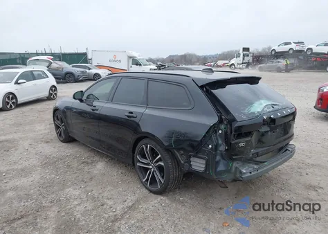 2021 Volvo V90 T6 R-Design z USA, uszkodzony, nr VIN YV1A22VM8M1165603
